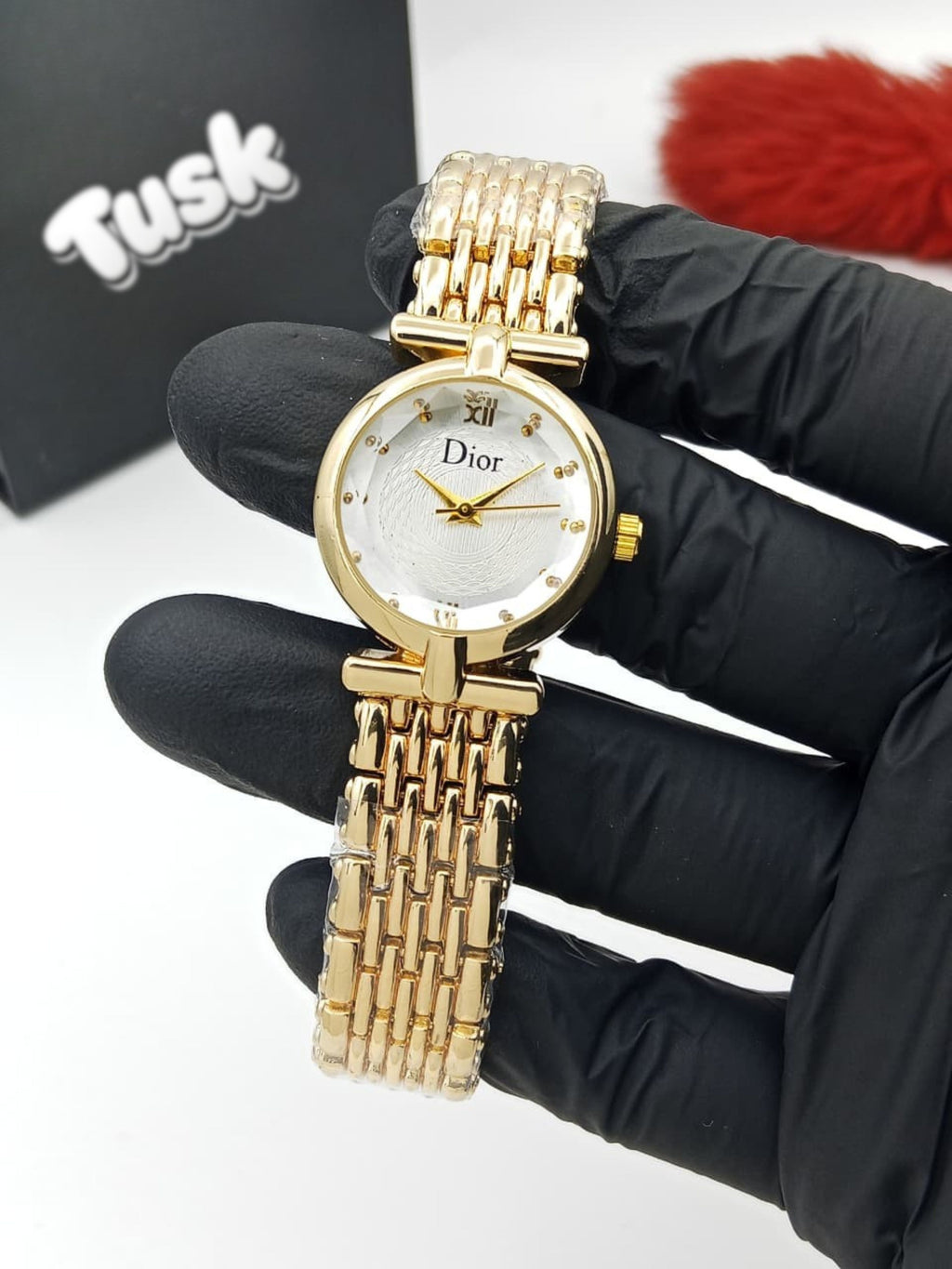 DR Classic Round Dial Women’s Wrist Watch - Golden White