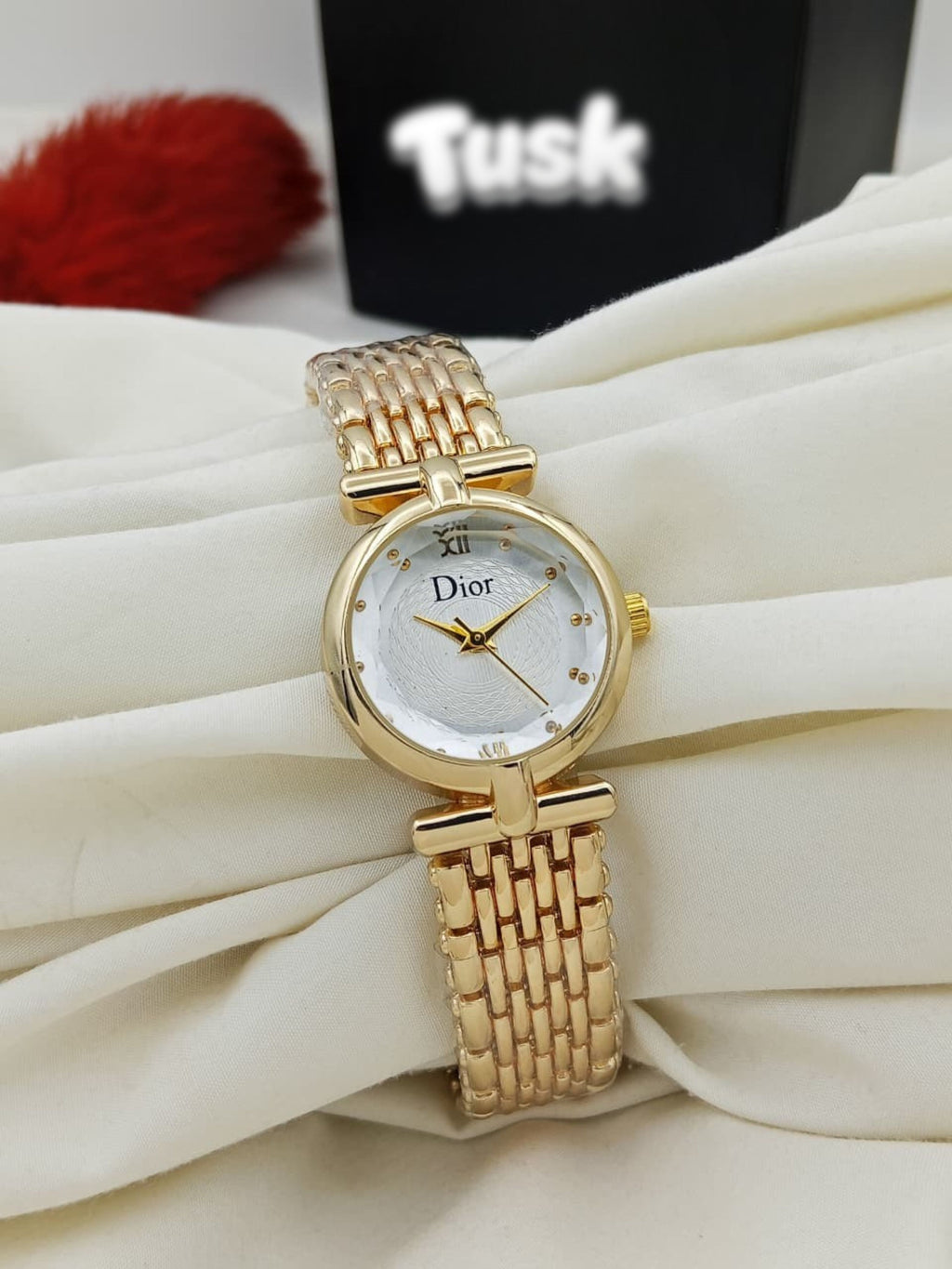 DR Classic Round Dial Women’s Wrist Watch - Golden White