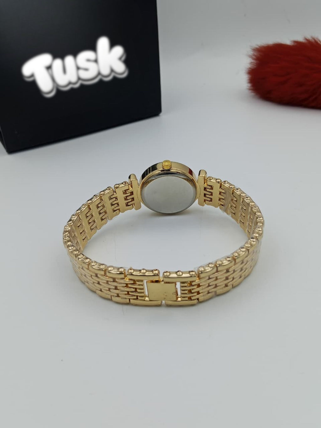 DR Classic Round Dial Women’s Wrist Watch - Golden White